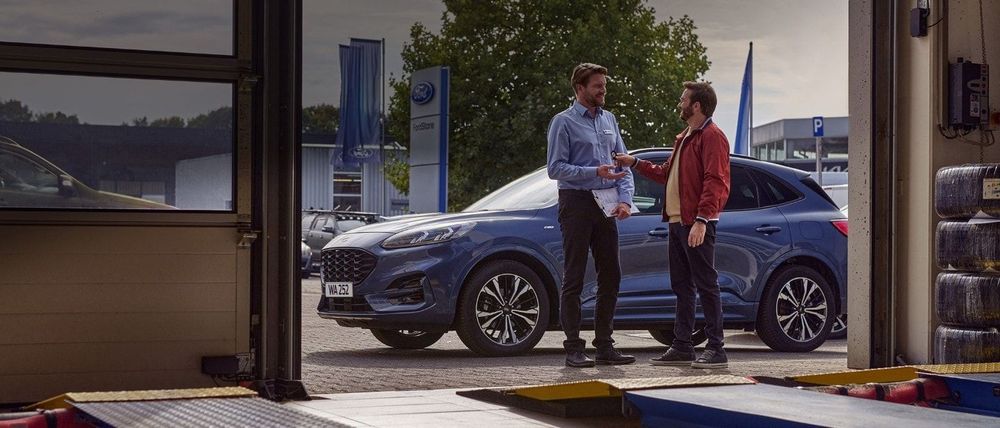 KAP--ford-servicing-eu-service-21x9-2160x925-bb-Features-Desktop-technician-and-customer-in-front-of-car_key.jpg.renditions.extra-large.jpeg